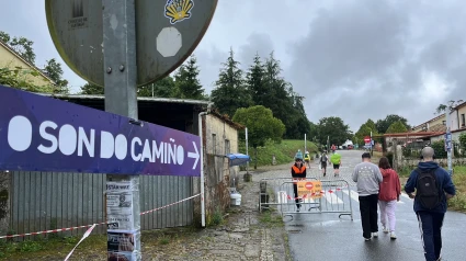 Acceso señalizado a O Son do Camiño desde la parroquia de San Marcos