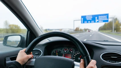 Un hombre conduce un coche diésel