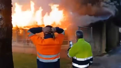 Trabajadores de Herrera de Pisuerga contemplan aterrados el espectacular incendio del Parque de Aves