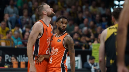 Jugadores del Valencia Basket durante el partido en Tenerife