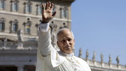 El papa León XIV saluda desde el papamóvil a su llegada a la plaza de San Pedro del Vaticano