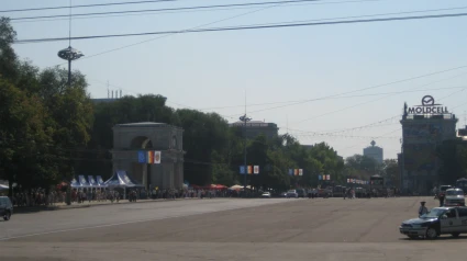 nadie lo reconoce como país, funciona como si lo fuera, con su propio ejército, moneda y hasta un sentido de identidad que desafía las fronteras oficiales.