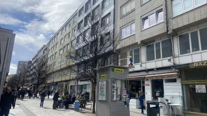 Gente paseando y kiosko de la ONCE en la Calle Barcelona de A Coruña