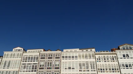 Galerías de La Marina de A Coruña en un día de cielo despejado