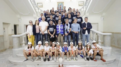 Foto de familia de la recepción en el Ayuntamiento