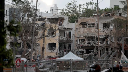 Vista de edificios destruidos por misiles balísticos iraníes en Tel Aviv, Israel, el 16 de junio de 2025.