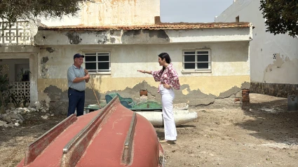 La concejala de Urbanismo con un vecino del poblado costero de Puntas de Calnegre