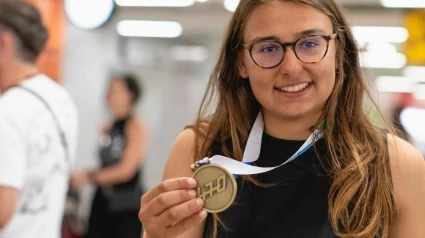 Marta Cardona con el Oro del Mundial de 470