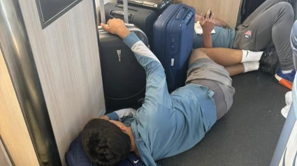 Usuarios sin asientos, obligados a tirarse en el suelo del tren Zamora - Madrid