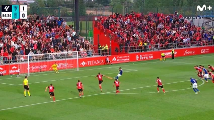 Momento del salto de Egiluz en el penalti del Mirandés-Oviedo