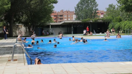 Primers banyistes de la temporada a les piscines del barri de Balàfia de Lleida