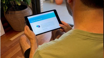 Un usuari fent anar el sistema a través d'una tablet.