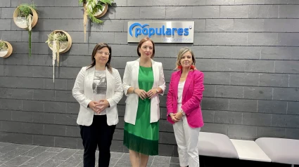 La diputada del PP en el Congreso por Ourense, Ana Belén Vázquez, junto a las concejalas del PP en el Concello de Ourense, Ana Méndez y Noelia Pérez