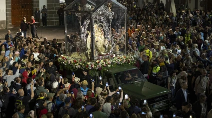 Virgen del Pino a su salida de la Catedral de Canarias