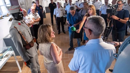 16/06/2025 La teniente de alcalde de Cultura del Ayuntamiento, Maite González, en la cesión de un uniforme de la Armada para la exposición sobre la explosión de 1947 en un polvorín de la Armada.POLITICA AYUNTAMIENTO DE CÁDIZ