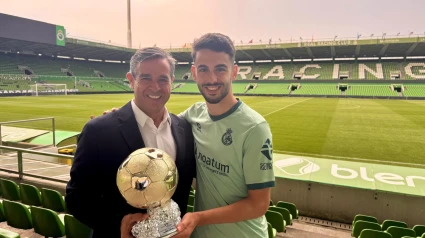 Víctor J. Carpintero entrega a Andrés Martín el Trofeo que lleva su nombre al mejor jugador del Racing