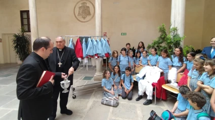 El Arzobispo de Granada, Monseñor Gil Tamayo, bendice los trajes de los seises