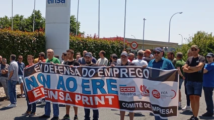 Trabajadores concentrados a las puertas de la empresa
