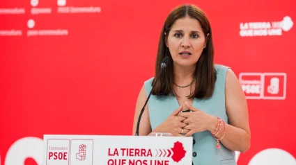 La portavoz del PSOE de Extremadura, Isabel Gil Rosiña, en una rueda de prensa en la sede del partidoPSOE EXTREMADURA