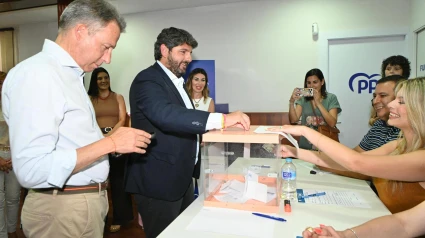 López Miras vota en la sede del PP en Lorca junto al alcalde Gil en el proceso interno del partido