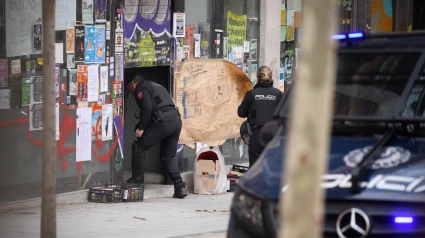 Miembros de la policía nacional entrando a un centro social okupado