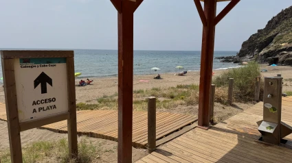 Una de las playas de Lorca, con los elementos de acceso y lavapiés