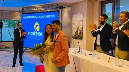 Rosa Perán y Jesús Abellaneda escenifican el relevo en Hostelor