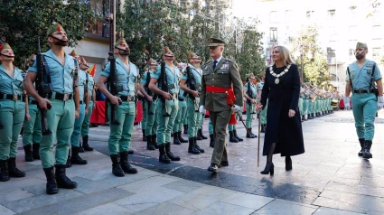 La alcaldesa de la ciudad, Marifrán Carazo, pasa revista ante La Legión durante la celebración del día de la Toma