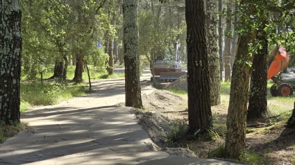 La arena vertida, con resto de obra, en la zona del pinar
