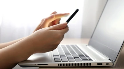 Mujer usando un teléfono móvil en el trabajo