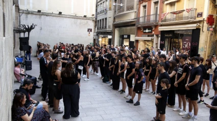Lectura del manifest en defensa de l'Aula de Teatre de Lleida a la plaça de la Paeria de Lleida