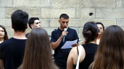 Martí Cobo, portaveu del grup Jovent per l'Aula durant la lectura del manifest a la plaça de la Paeria de Lleida