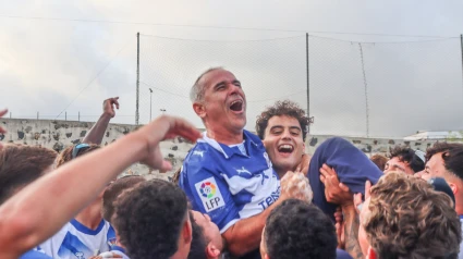 Cristo Marrero, con la camiseta del ascenso de 2009, celebra el pasado sábado.
