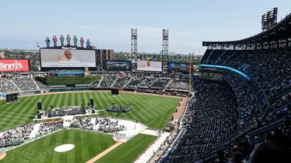 El Papa en las pantallas del estadio de los Chicago White Sox