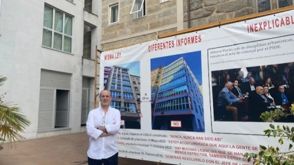 El promotor, José Benito López, ante la pancarta en la que muestra su reivindicación