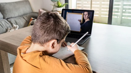 Niño dando clases online desde casa