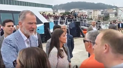 Zan le entrega una carta al Rey