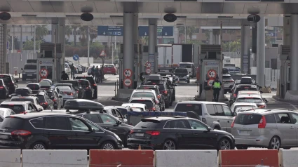 Numerosos vehículos cruzan la frontera en el puerto de Algeciras