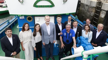 Los monarcas y la comitiva en el Barco Museo Reina del Carmen