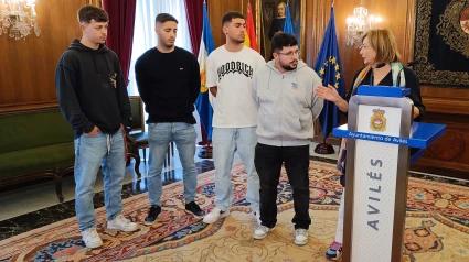 La alcaldesa de Avilés, Mariví Monteserín, junto a los cuatro chavales que alertaron del incendio