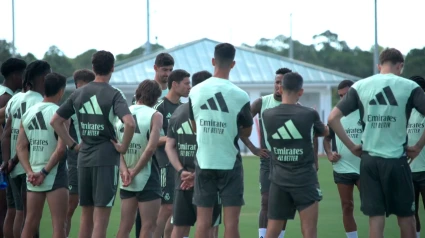 Xabi Alonso da órdenes a sus jugadores antes del debut en el Mundial de Clubes