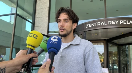 Alex Corredera a su llegada a Gijón