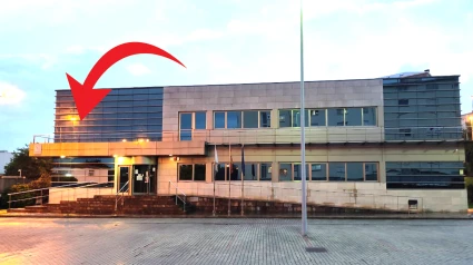 La flecha indica el crital que apareció fracturado y con la bala