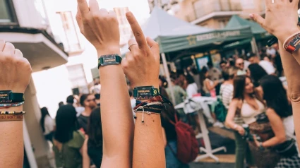 Jóvenes se divierten en la primera edición del Fortaleza Sound