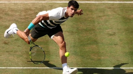 Carlos Alcaraz arranca con triunfo en Queen's
