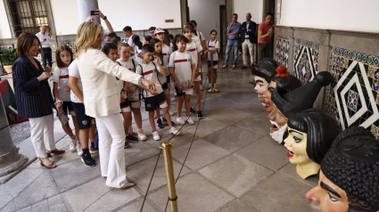 La alcaldesa de Granada, Marifrán Carazo, recibe a escolares en el Patio del Corpus