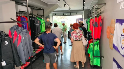 Aficionados en la tienda del Real Jaén