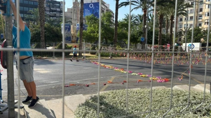 Operarios de Pirotecnia Crespo preparan la mascletà de este martes en Luceros.