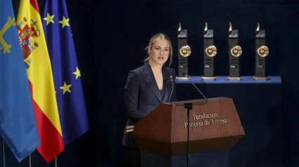 Leonor de Borbón, durante su discurso en el Campoamor, en 2024, con las esculturas de Miró que reciben los ganadores de los Premios Princesa de Asturias, al fondo
