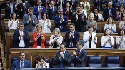 Sánchez, aplaudido por la bancada socialista tras su intervención en la sesión de control al Ejecutivo que se celebra este miércoles en el Congreso